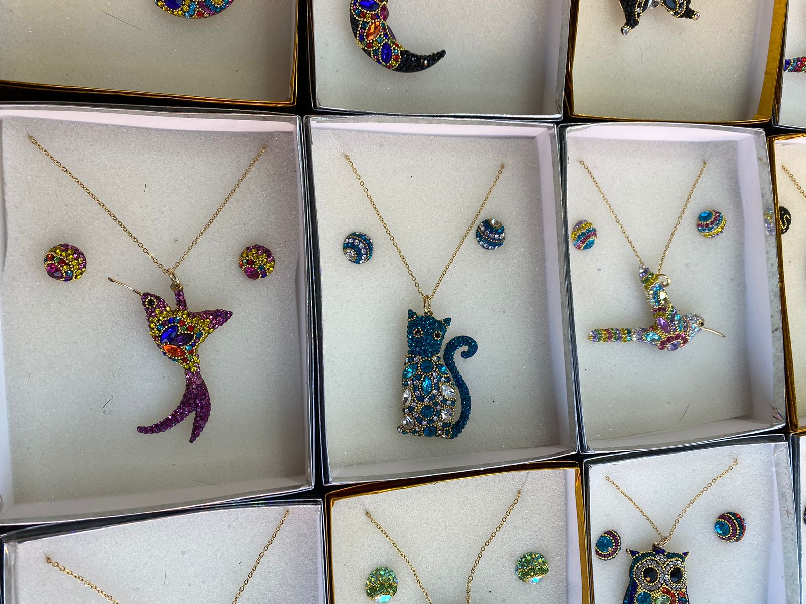 Conjunto de aretes y collar hechos a mano