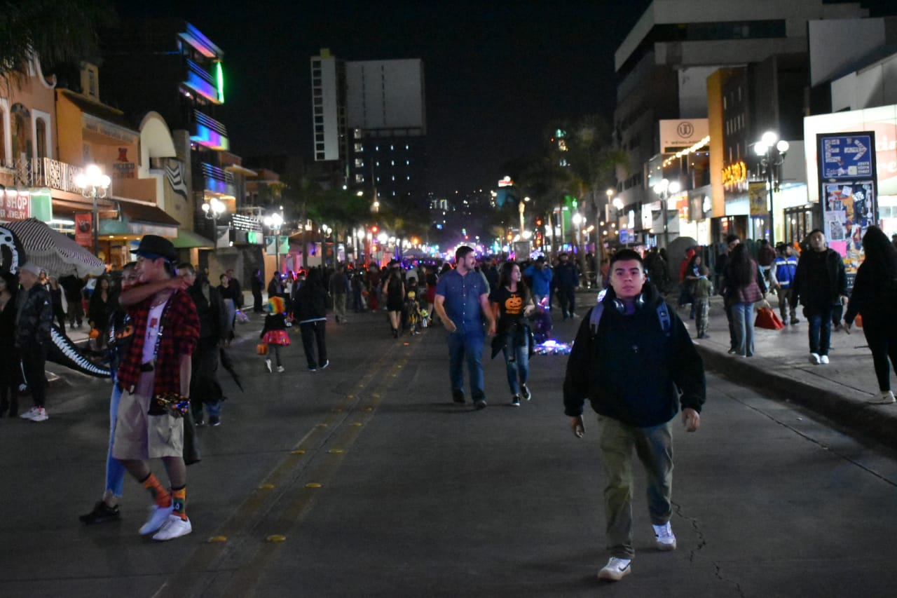 Tijuanenses salieron a las calles para celebrar Halloween