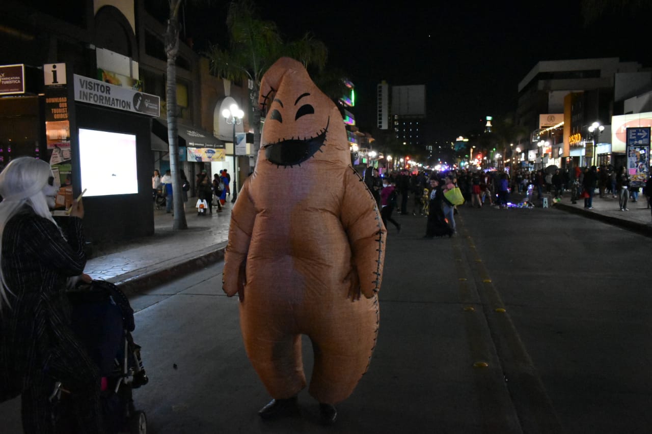 Tijuanenses salieron a las calles para celebrar Halloween