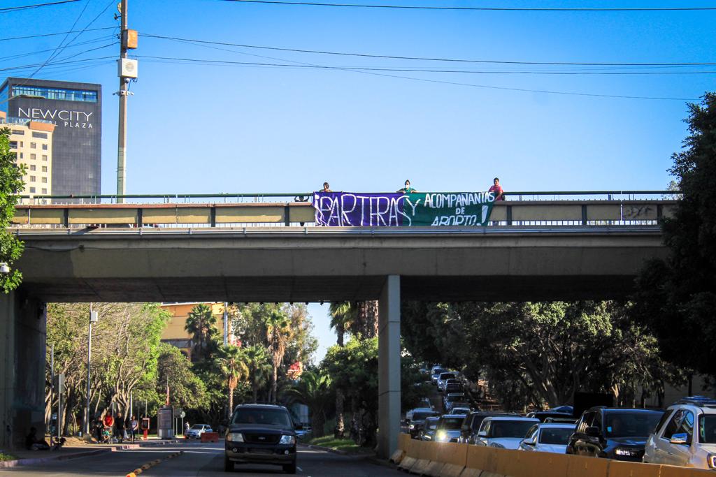 Colocaron lonas en los puentes