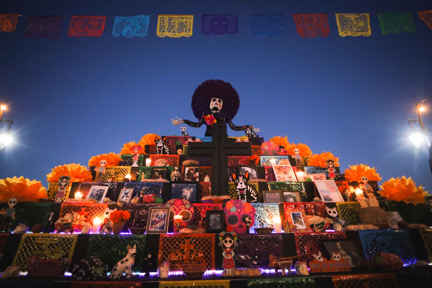 El altar cont&oacute; con alrededor de 6 niveles
