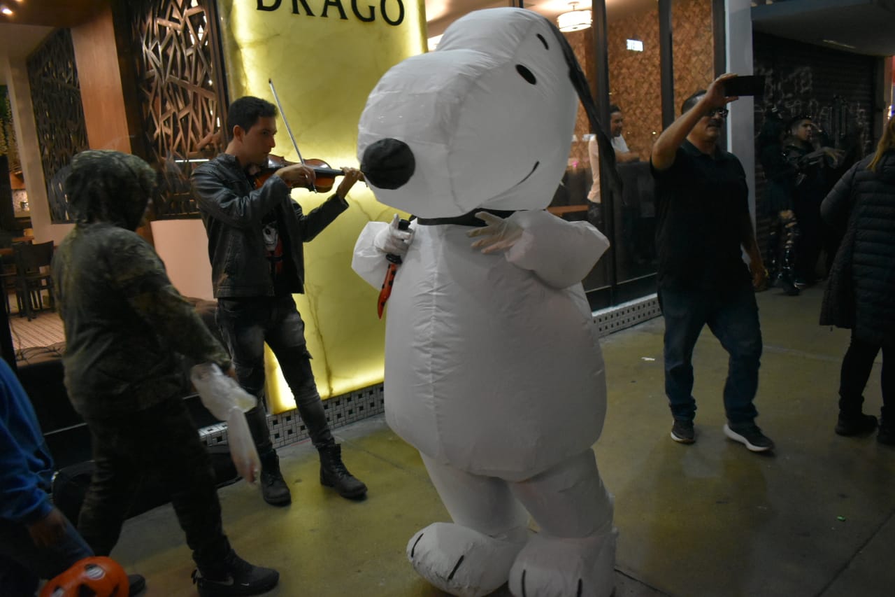 Tijuanenses salieron a las calles para celebrar Halloween