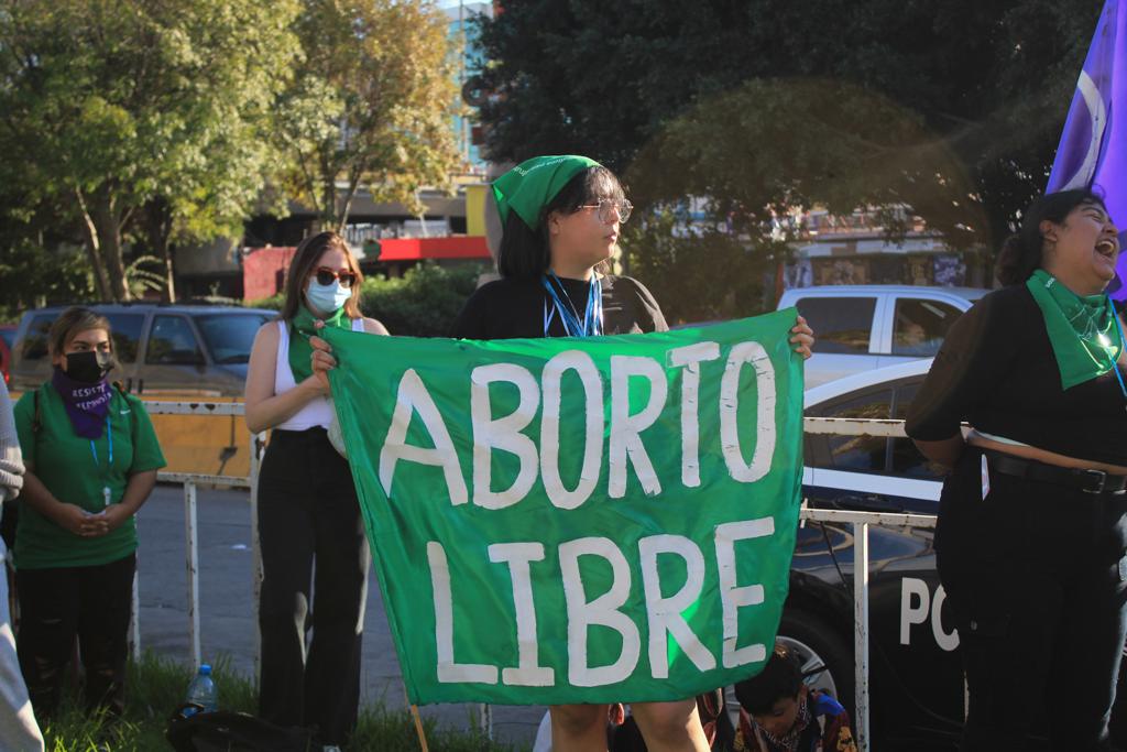 Con música, baile, consignas y pancartas con frases como "Aborto Libre"