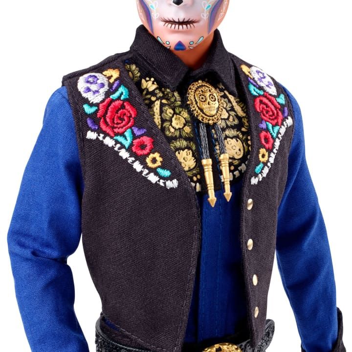 Chaleco con calaveras, flores, rosas y huesos en tonos intenso, adem&aacute;s de su bolero de calavera de az&uacute;car.