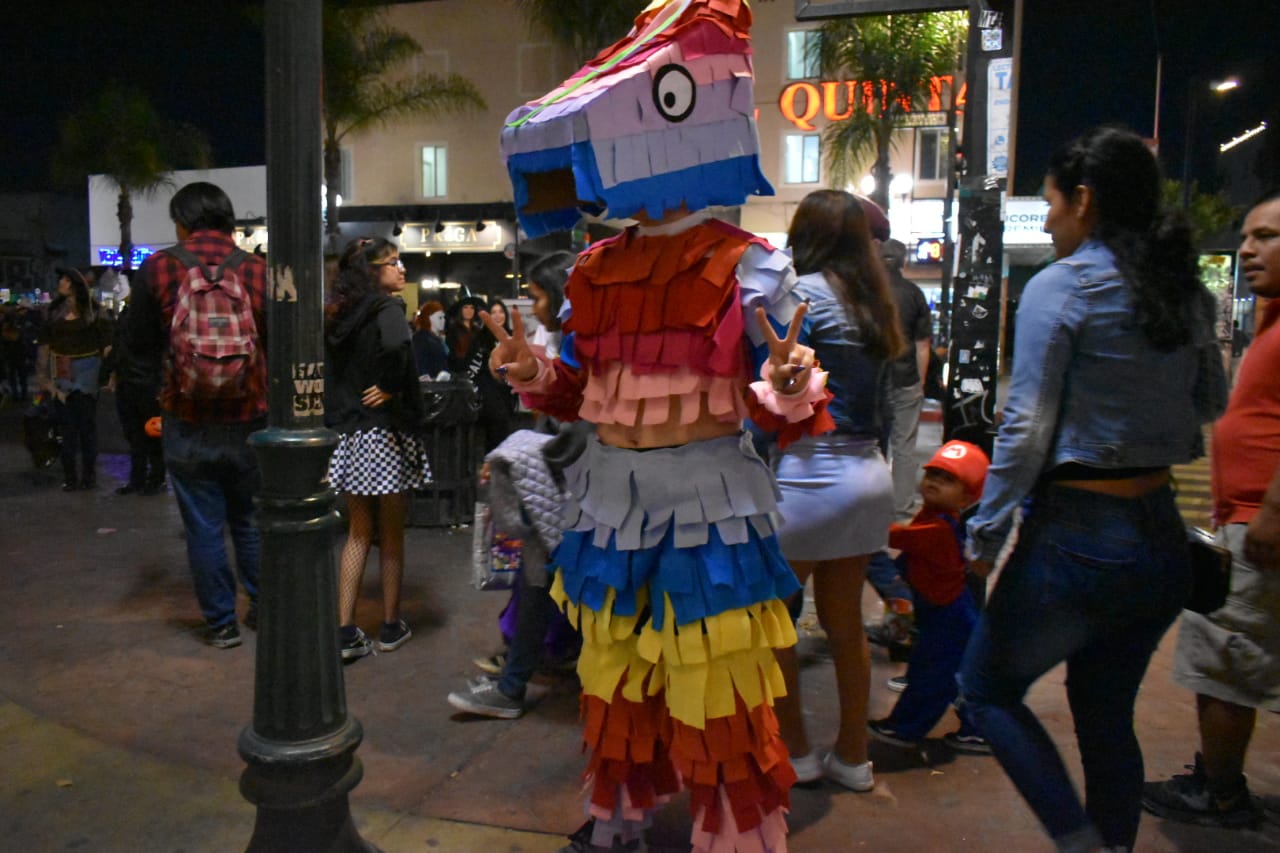 Tijuanenses salieron a las calles para celebrar Halloween