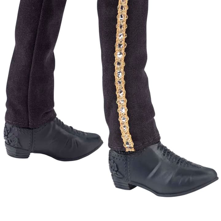 Bordado en los costados del pantal&oacute;n en color dorado con detalles plateados