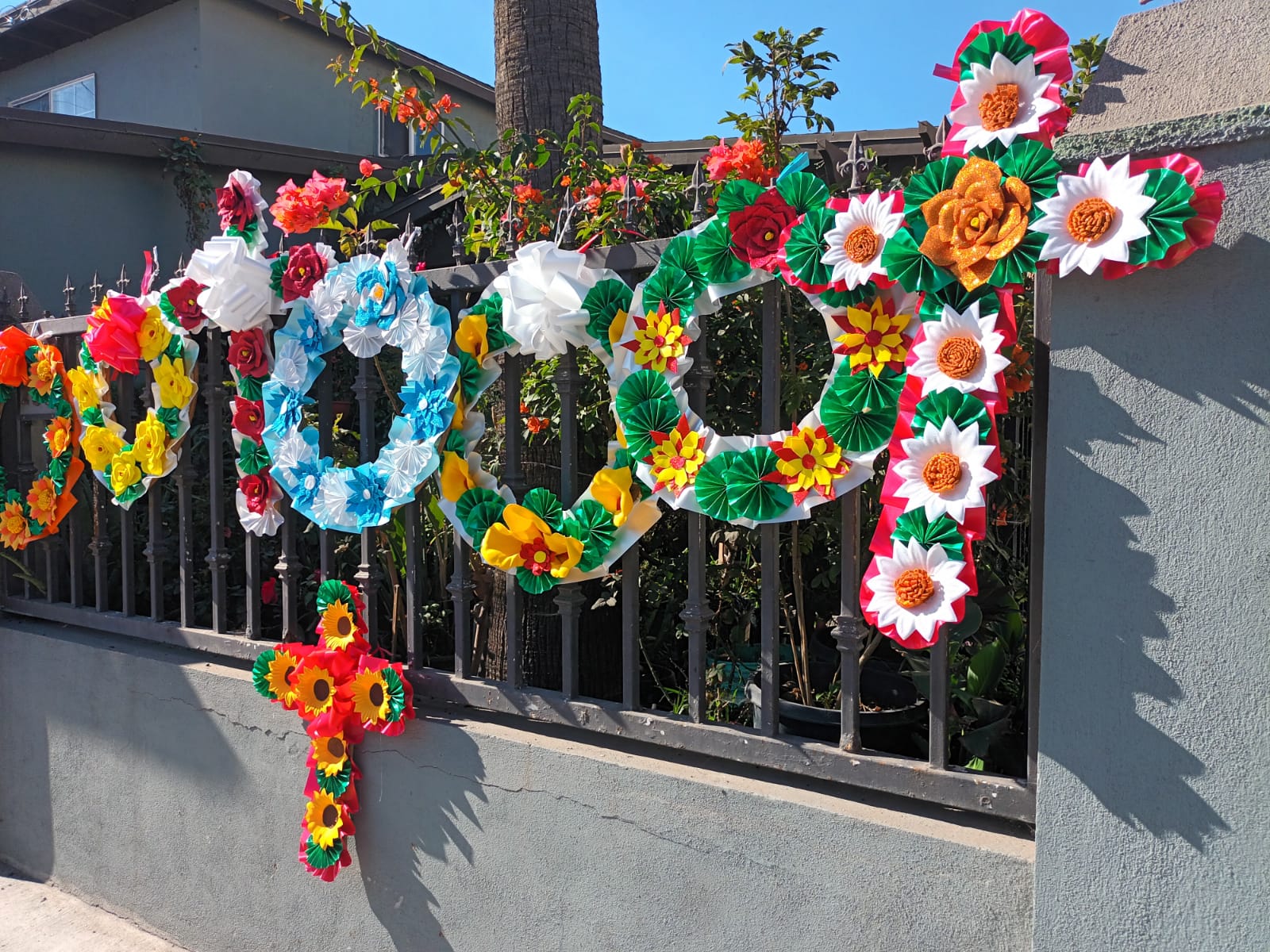 Podemos encontrar variedad de adornos y flores