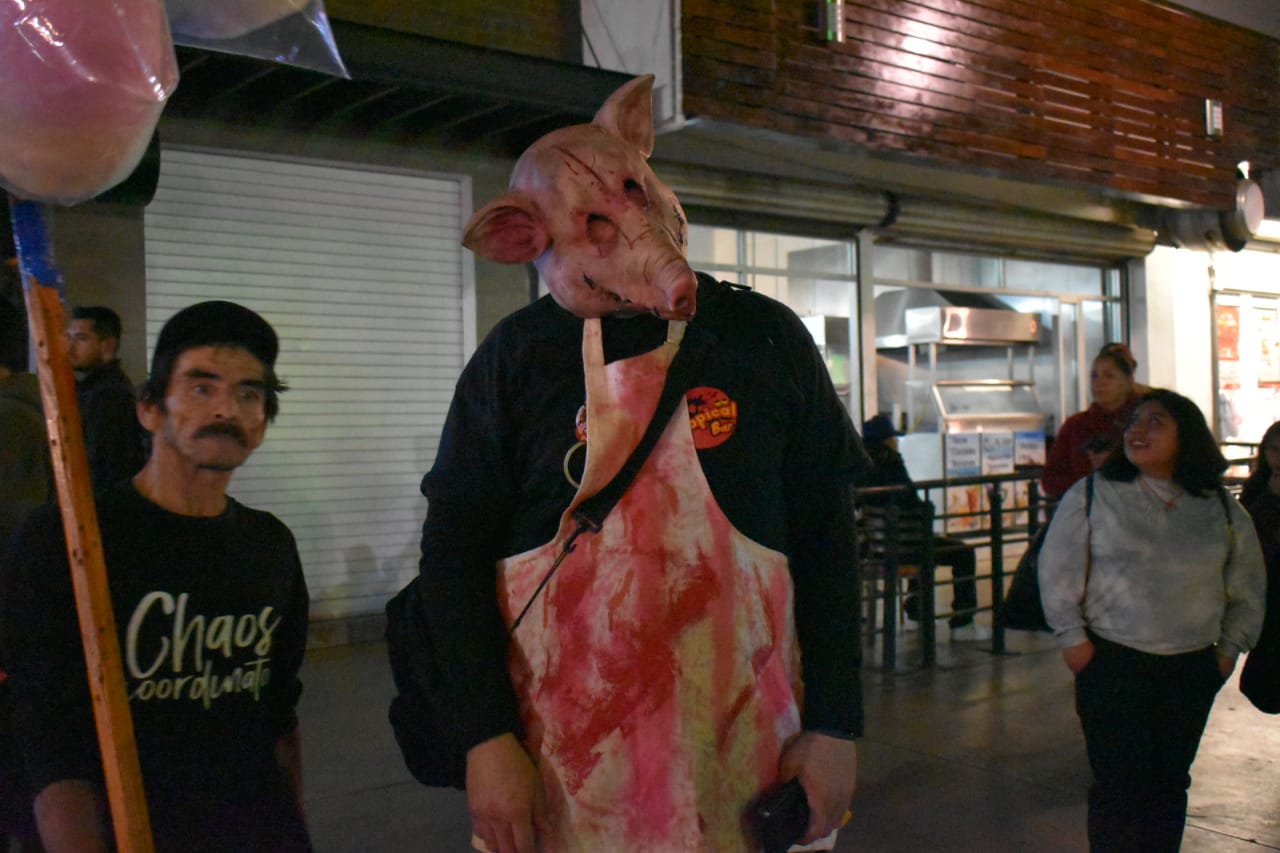 Tijuanenses salieron a las calles para celebrar Halloween