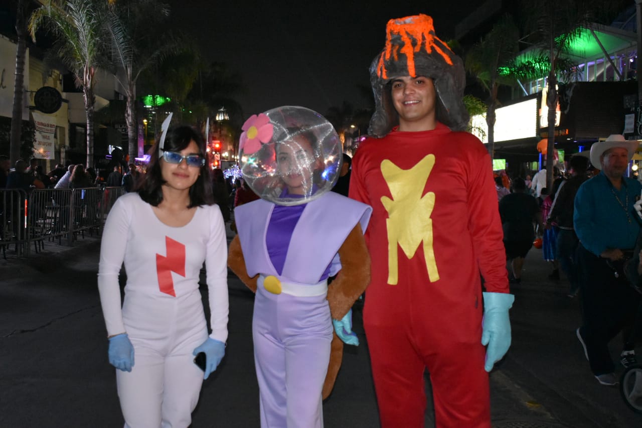 Tijuanenses salieron a las calles para celebrar Halloween