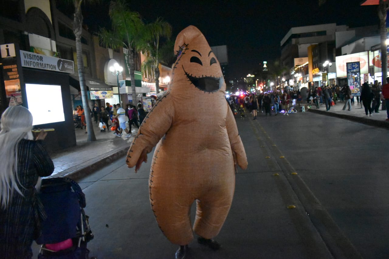 Tijuanenses salieron a las calles para celebrar Halloween