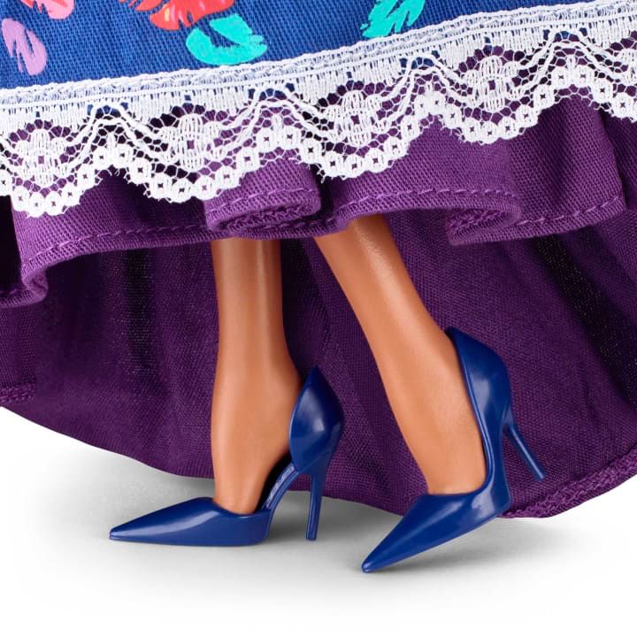 Zapatillas en color azul que combinan perfecto con el p&uacute;rpura vestido