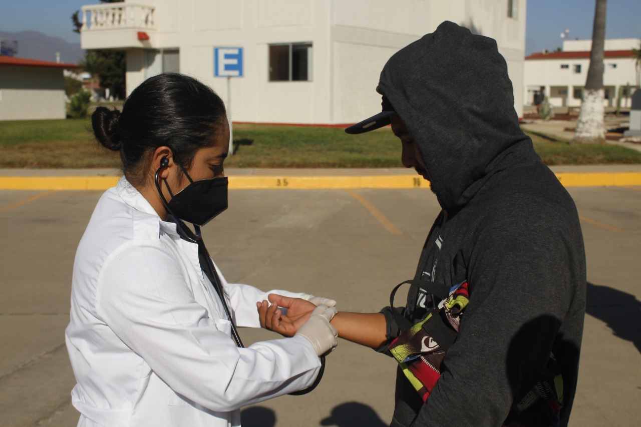 Rescatan 11 personas varadas en costas de Ensenada