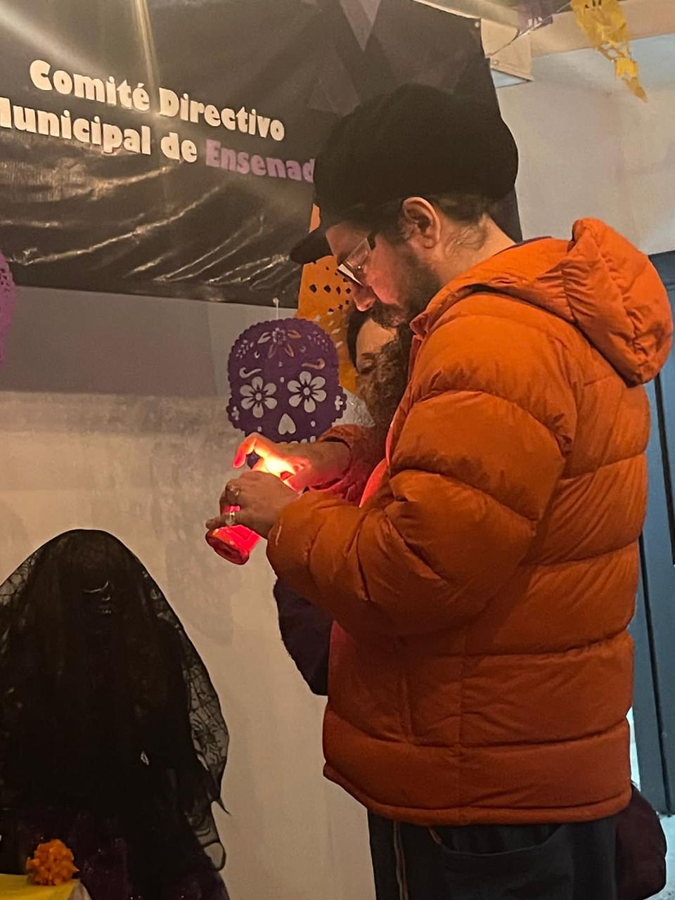 Primera veladora encendida en conmemoraci&oacute;n del D&iacute;a de Muertos