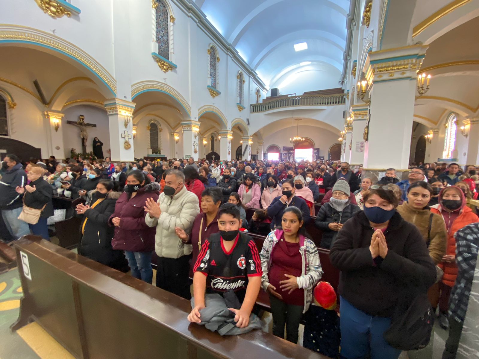 Pese a la fuerte lluvia, los peregrinos continuaron con la conmemoraci&oacute;n