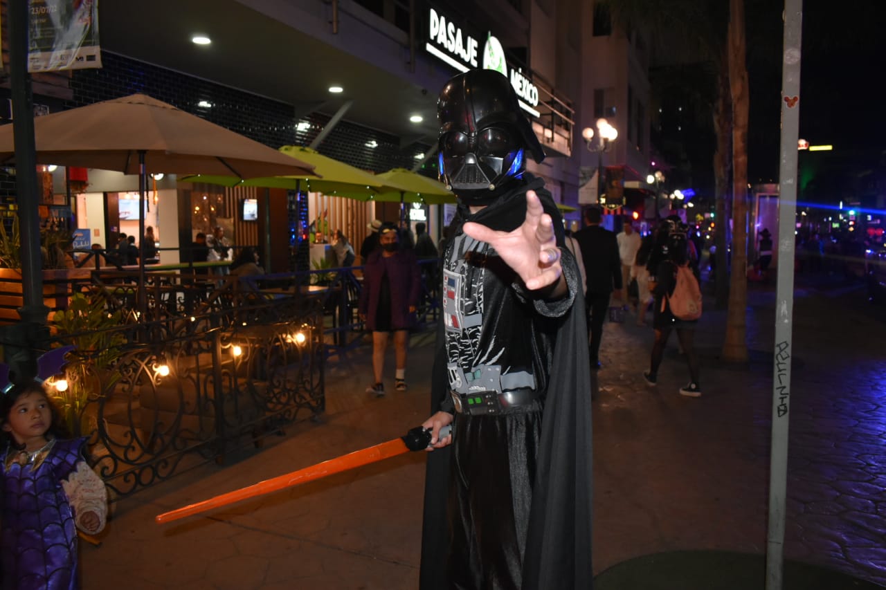 Tijuanenses salieron a las calles para celebrar Halloween