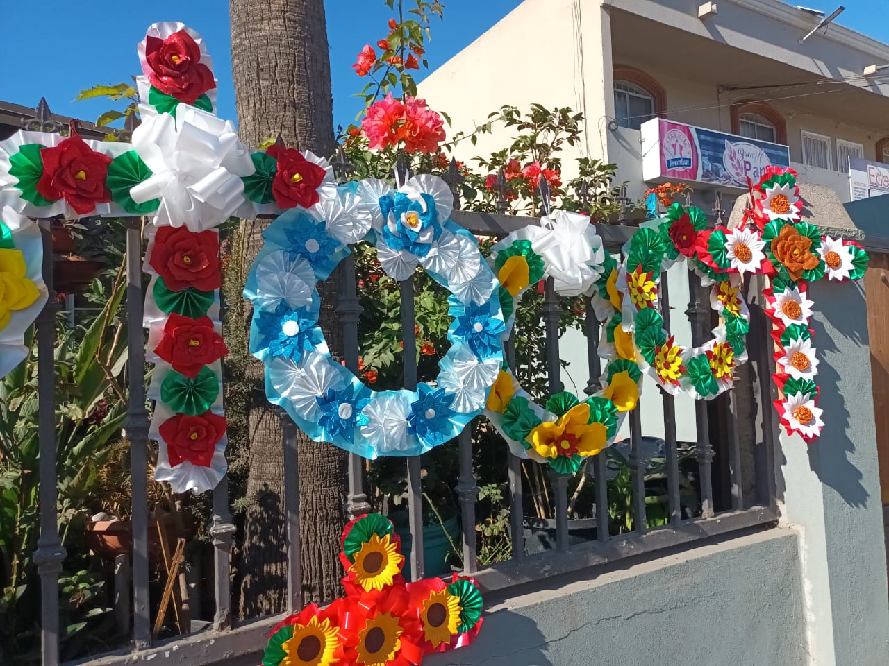 Adem&aacute;s de las coronas y ramos, podemos encontrar adornos en forma de cruz