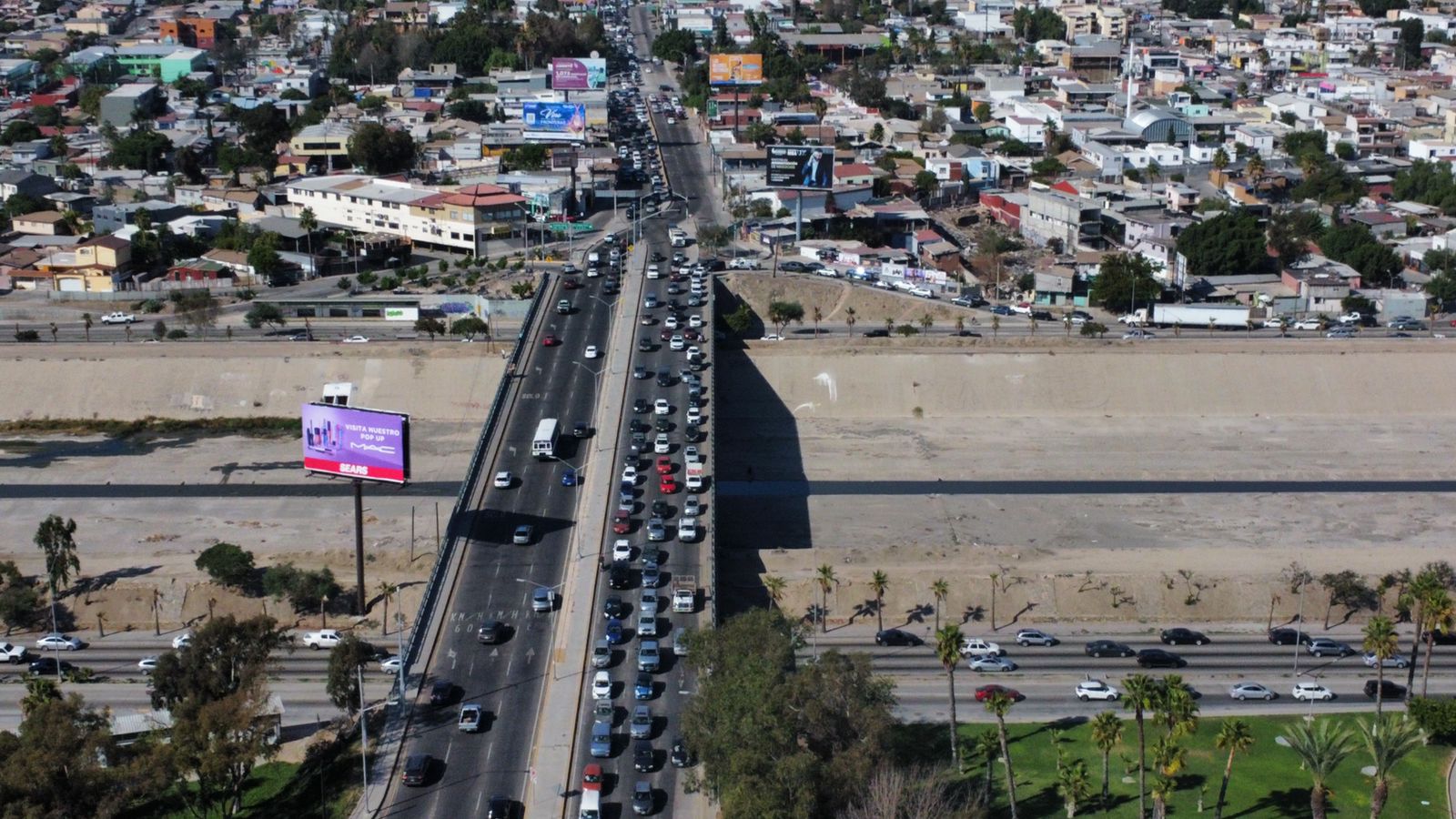 Vehículos, motocicletas, transporte público y camiones de carga son los encargados de generar filas de tráfico
