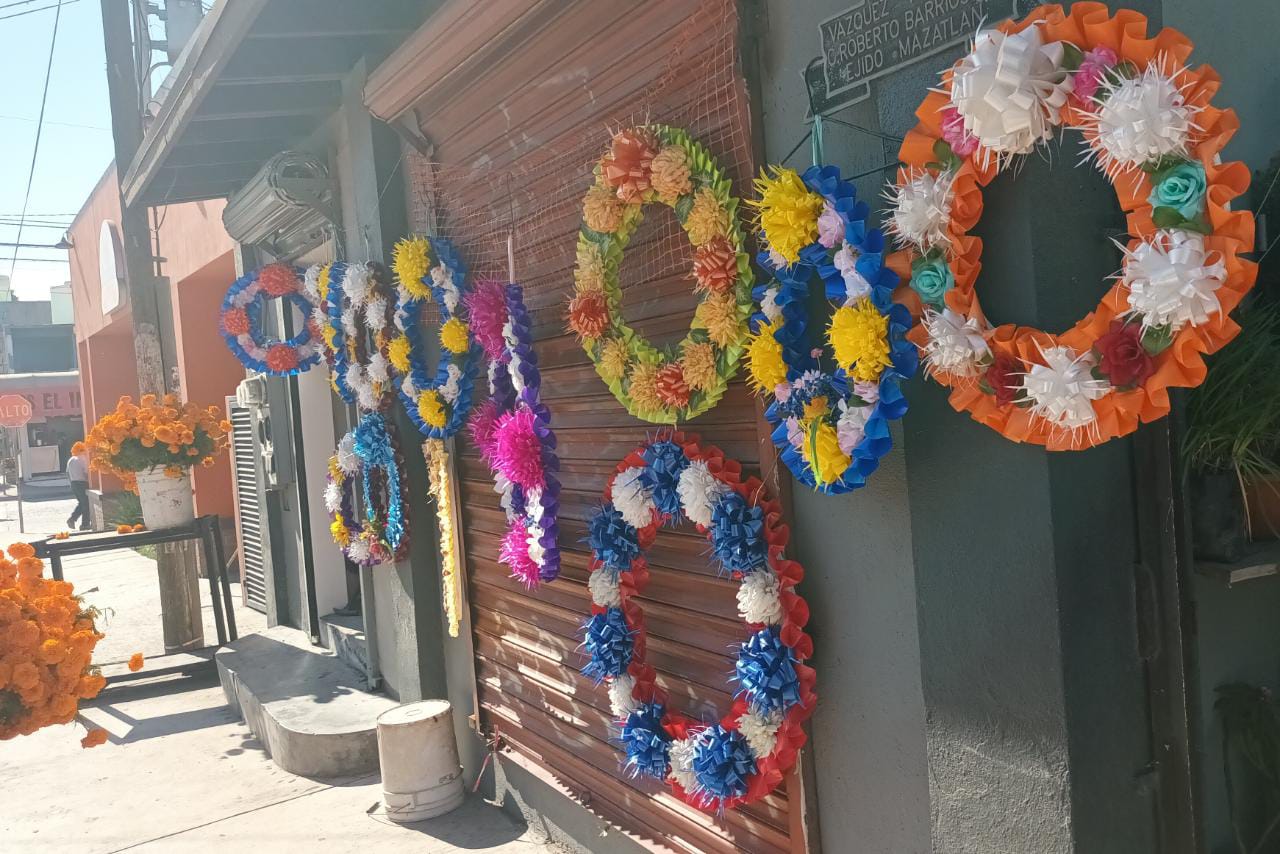 Coronas adornadas con colores vibrantes