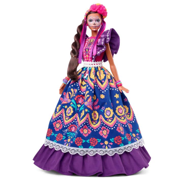 Vestido con olanes en un magn&iacute;fico color p&uacute;rpura, con estampados de esqueletos, calaveras de az&uacute;car y detalles florales, el cual es complementado con un cintur&oacute;n de hueso