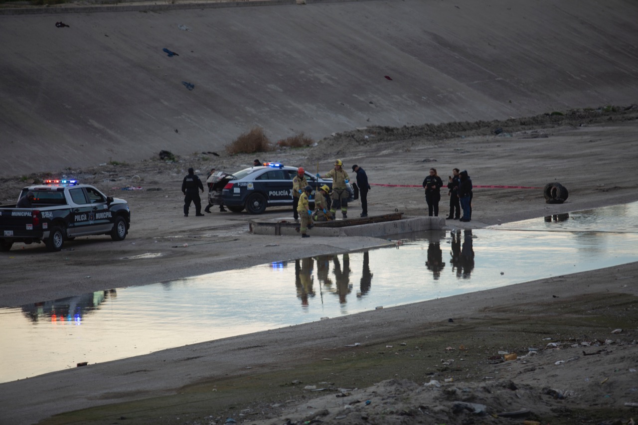 Extracci&oacute;n del cuerpo hallado al interior de la alcantarilla