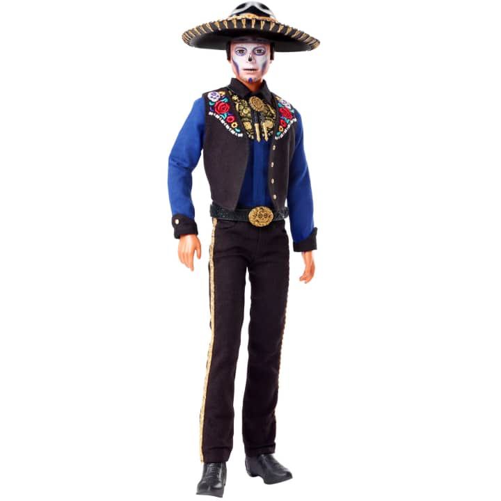 El atuendo charro de Ken presenta una camisa azul brillante debajo de un chaleco bordado, una corbata de bolero, pantal&oacute;n con detalles en los costados y unas botas en color negro