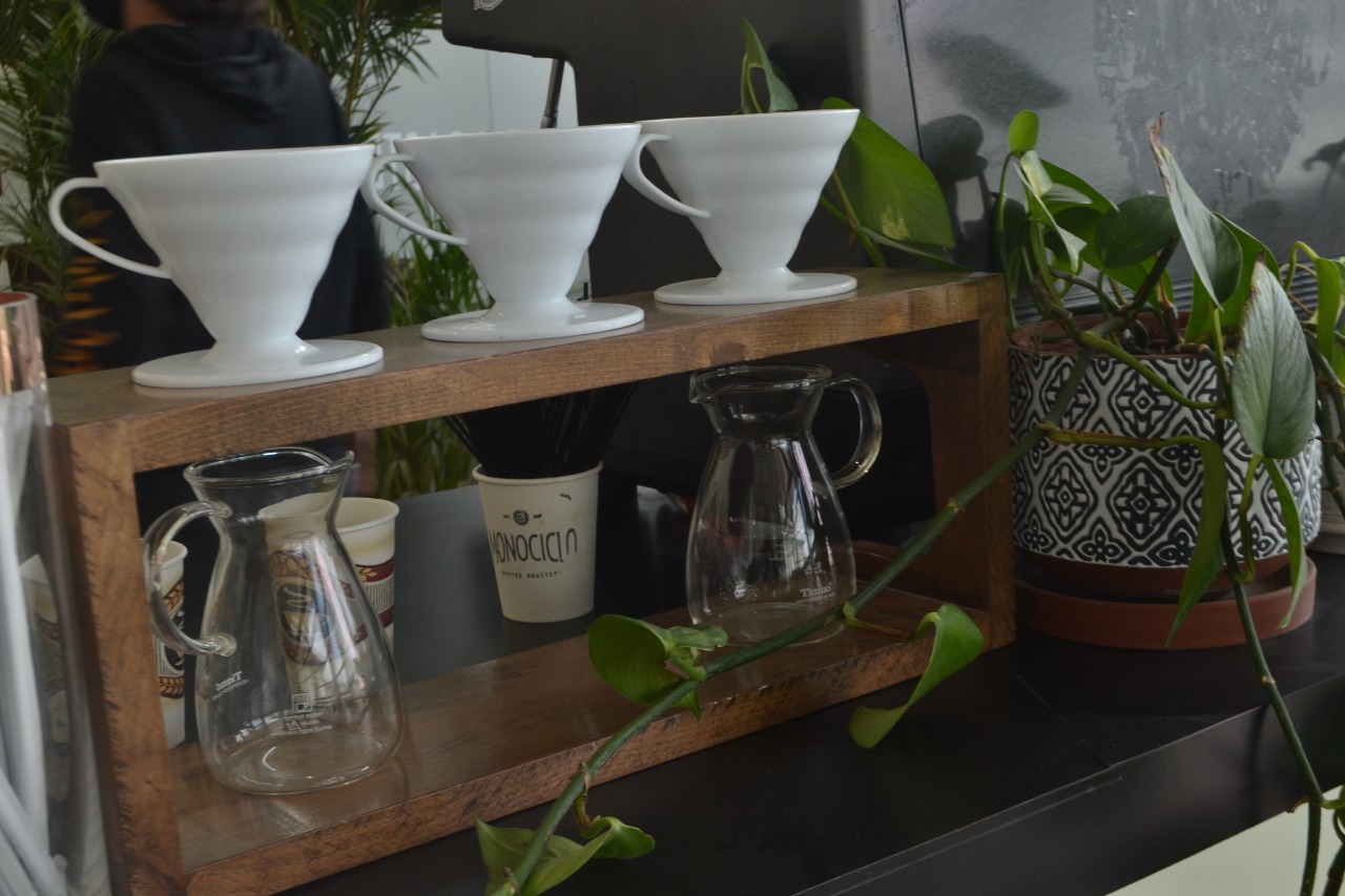 Cuenta con un men&uacute; variado de m&eacute;todos de extracci&oacute;n, tales como el v60, la prensa francesa, as&iacute; como s&aacute;ndwiches y postres.