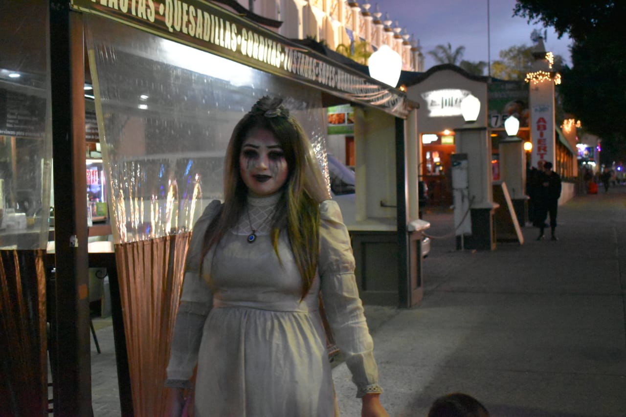 Tijuanenses salieron a las calles para celebrar Halloween