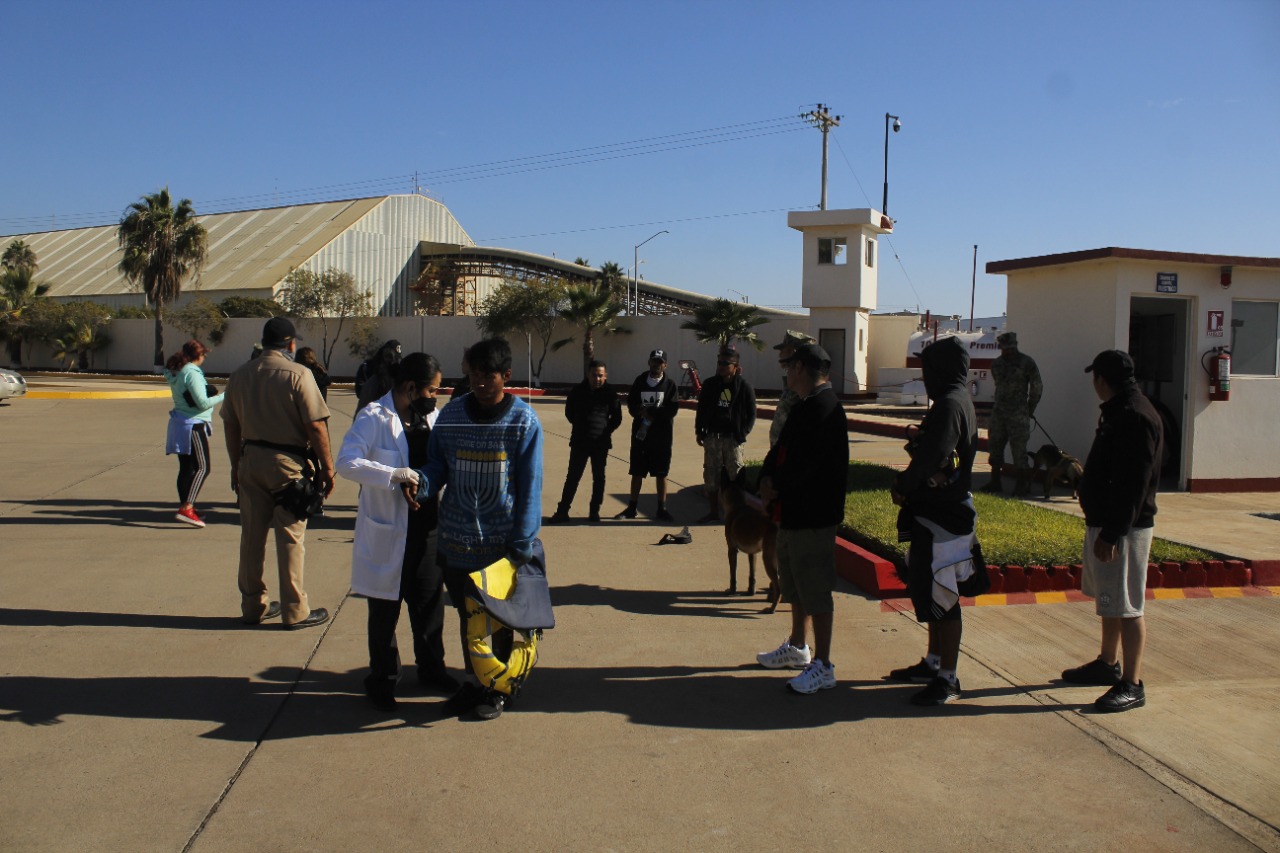 Rescatan 11 personas varadas en costas de Ensenada