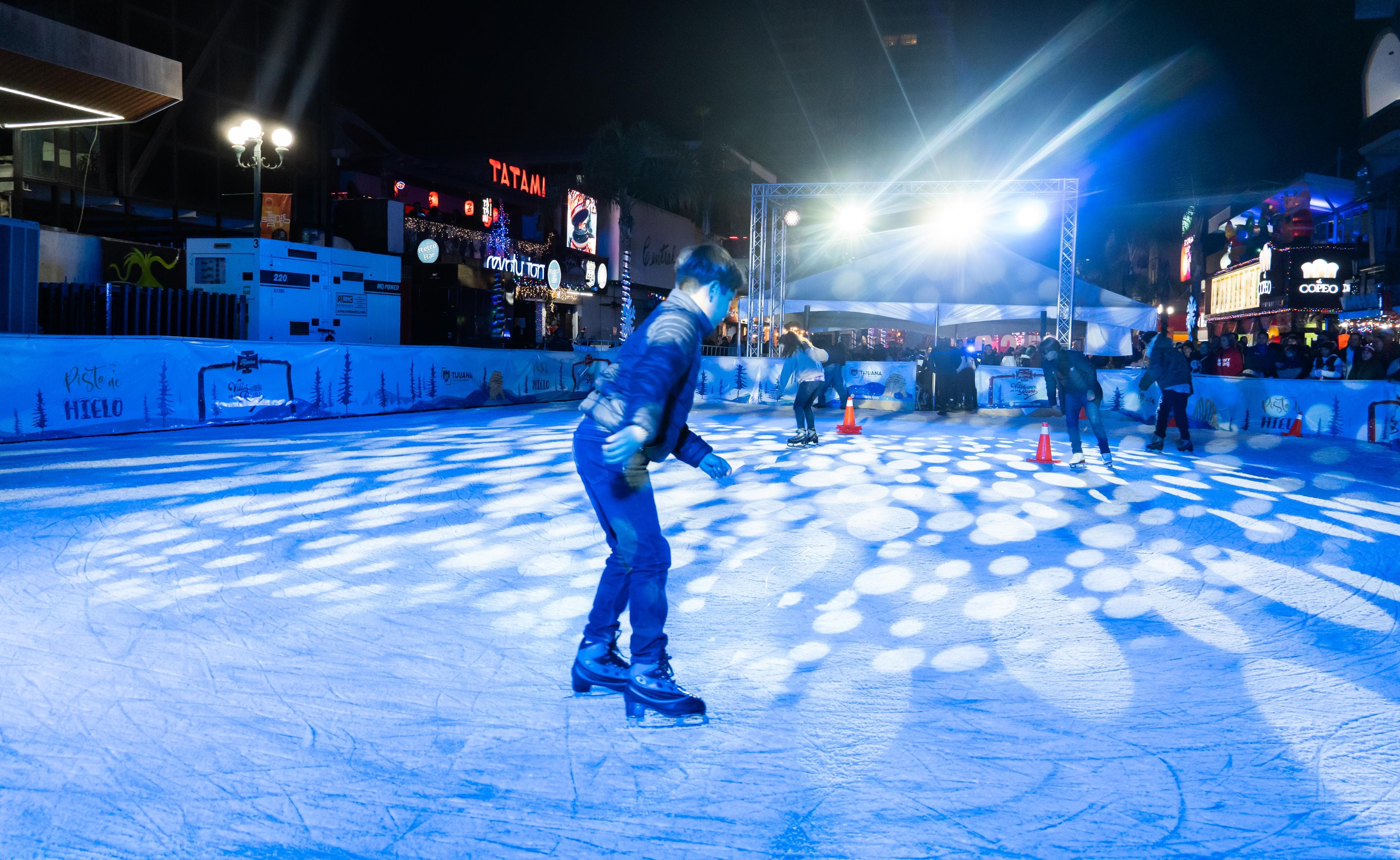 Visita la pista de hielo que es parte de los atractivos que ofrece este espacio