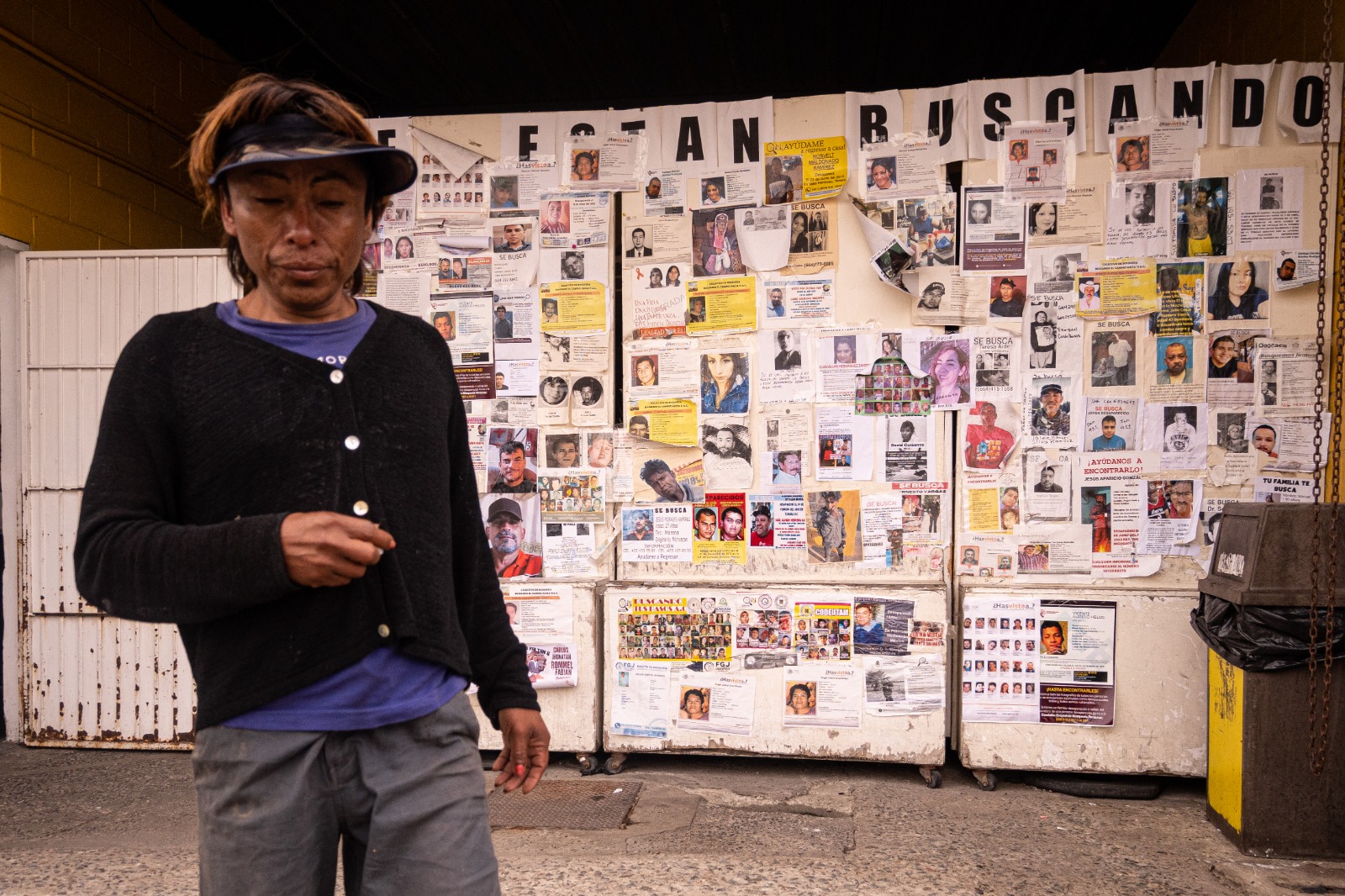 Fotos de personas desaparecidas afuera del desayunador 